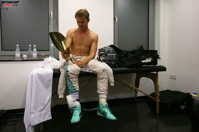So langsam beginnt es zu sacken: Nico Rosberg ist Formel-1-Weltmeister 2016. Aber vor dem ersten Moment der Ruhe im Umkleideraum erlebt der neue Champion emotionale Momente im Trubel des Fahrerlagers. Klick dich jetzt durch die schönsten Jubel-Fotos!