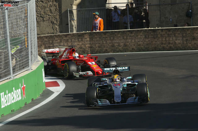 Starten wir mit dem Aufreger in die besten Funksprüche des Jahres: Als Sebastian Vettel nach dem absichtlichen Rammstoss gegen Lewis Hamilton vom Renningenieur über die Zehn-Sekunden-Strafe wegen eines "gefährlichen Manövers" informiert wird, zeigt er sich plötzlich ahnungslos: "Wann habe ich ein gefährliches Manöver gemacht?" Stille ...