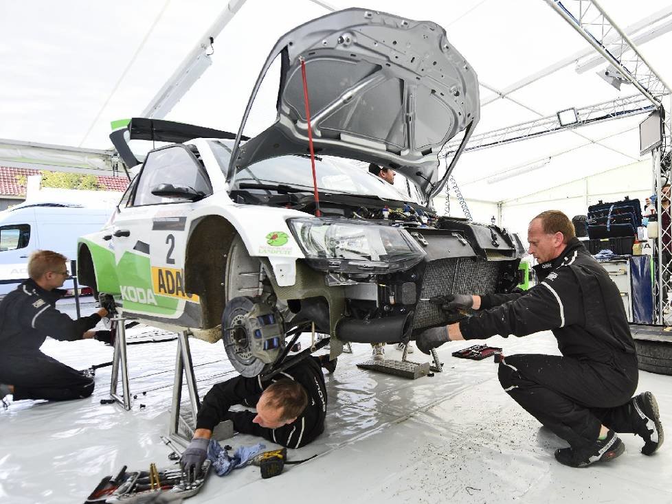Chefmechaniker Christian Wiedenhofer (r.) und sein Team machen den FABIA R5 fit für den Rallye-Einsatz