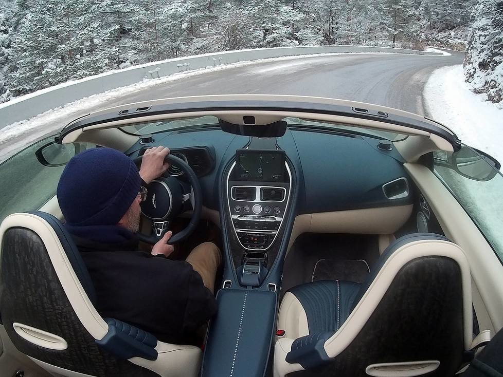 Innenraum und Cockpit des Aston Martin DB11 Volante 2018