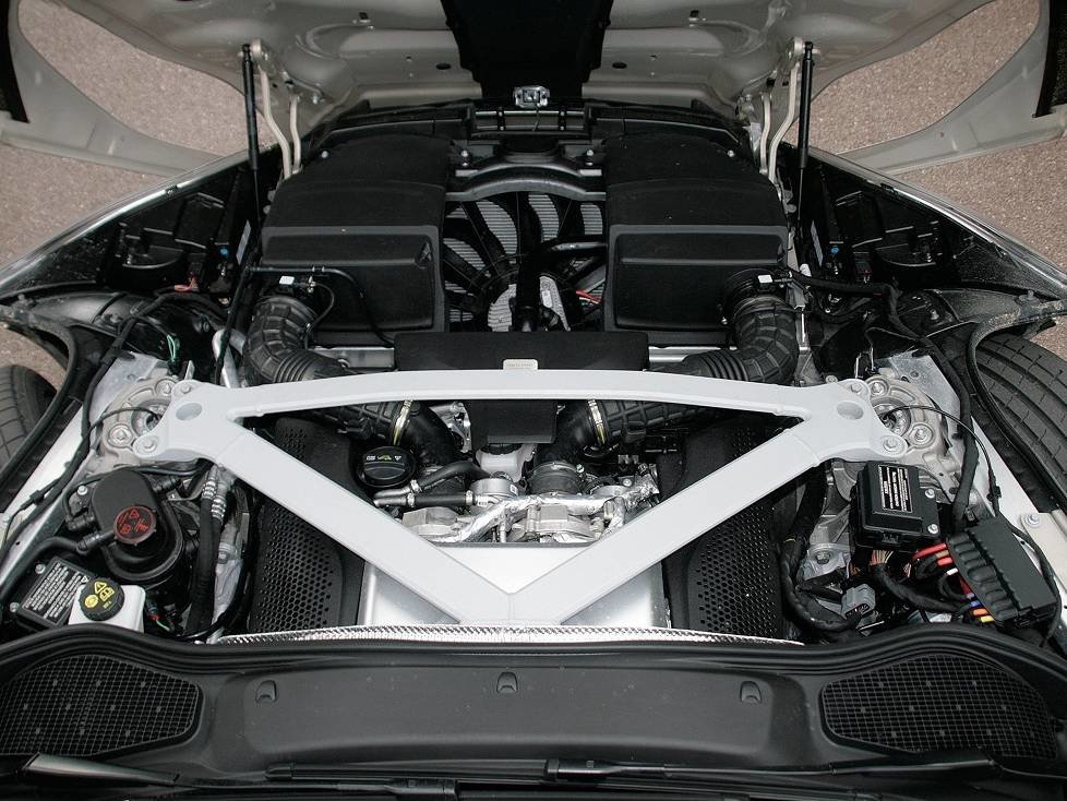 Motor des Innenraum und Cockpit des Aston Martin DB11 Volante 2018